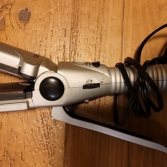 Conair ionic flat iron. - Picture 4 of 5